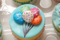 Hello_Kitty_rainbow_&_ballons_cupcakes_2
