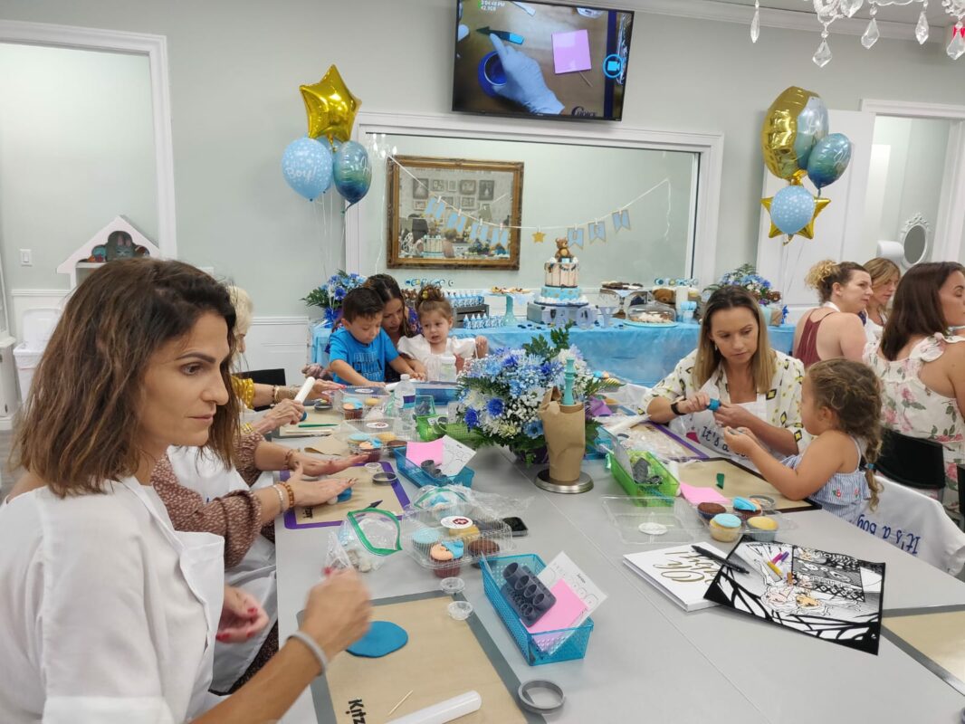 adult cupcake decorating party